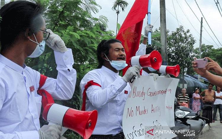 Mahasiswa melakukan aksi protes menentang pemutusan jaringan internet selama berbulan-bulan di wilayah bagian Rakhine, Myanmar, Rabu (9/9/2020). REUTERS/Stringer/NZ/djo (REUTERS/STRINGER)