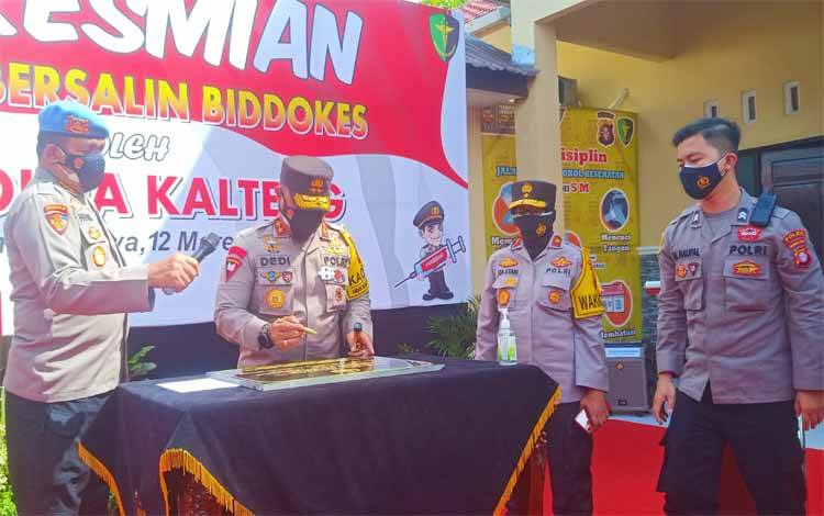 Kapolda Kalteng Irjen Dedi Prasetyo bersama Wakapolda Brigjen Ida Utari saat melakukan penandatanganan prasasti