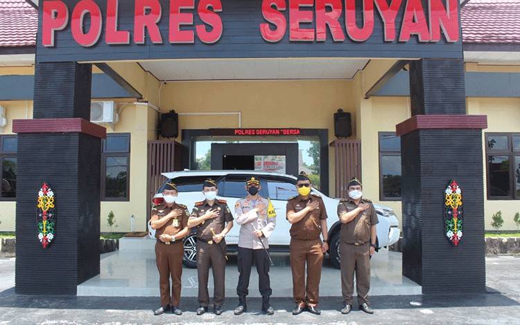 Kapolres Seruyan AKBP Bayu Wicaksono menerima kunjungan silaturahmi Kajari Seruyan.