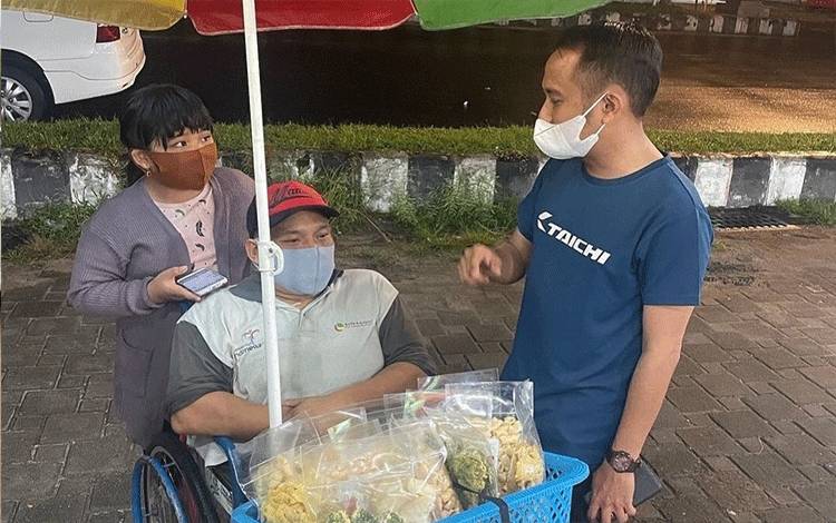 Wali Kota Palangka Raya Fairid Naparin menyambangi pedagang asongan di Taman Kuliner Tunggal Sangomang.