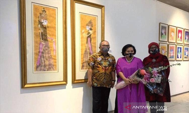 Duta Besar Indonesia untuk Singapura Suryo Pratomo (kiri) saat menghadiri pembukaan pameran lukisan wayang karya Sasya Tranggono di Singapura, Sabtu (13/3). ANTARA/HO-Dok KBRI Singapura