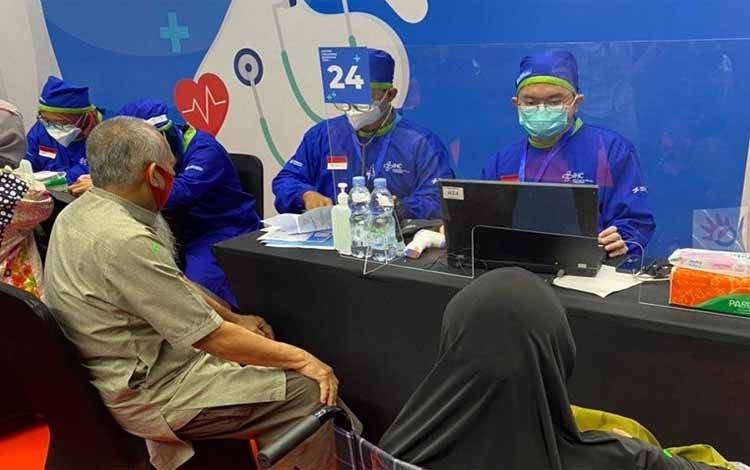 Masyarakat lansia sedang menjalani proses vaksinasi di Sentra Vaksinasi BUMN di Istora GBK Senayan, Jakarta