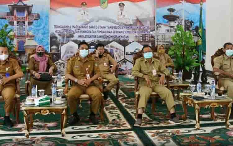 Staf ahli bupati bidang ekonomi dan keuangan, Suparmi bersama unsur perangkat daerah Kabupaten Barito Utara saat mengikuti sosialisasi program keamanan pangan terpadu melalui virtual di rumah jabatan Bupati Barito Utara, Selasa 16 Maret 2021.