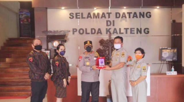 Kapolda Kalteng Irjen Dedi Prasetyo memberikan cindera mata berupa plakat kepada pimpinan daerah KBPP Polri, M Fatoni.