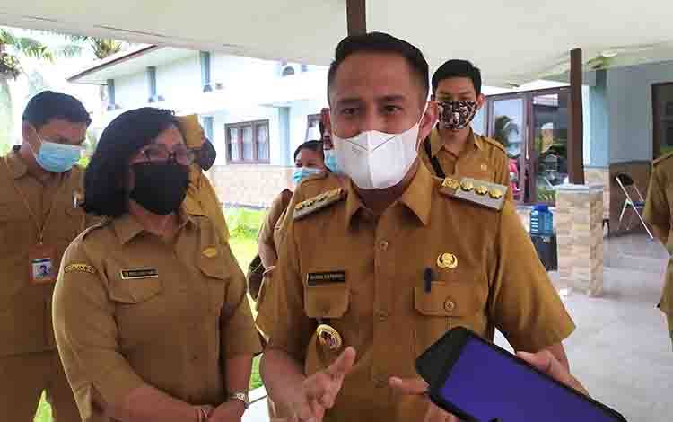 Wali Kota Palangka Raya Fairid Naparin