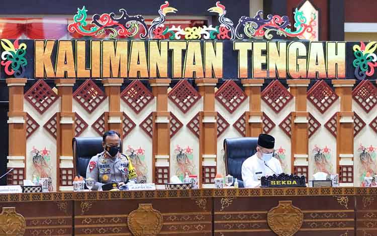 Kapolda Kalteng Irjen Dedi Prasetyo bersama Sekda Fahrizal Fitri (mewakili Gubernur Sugianto Sabran) saat membahas PLG.