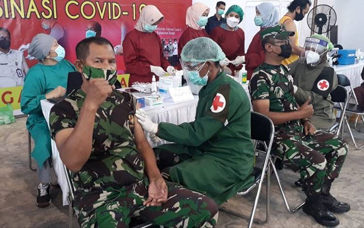 Kasdim 1016 Palangka Raya Letkol Inf Abdul Salim saat menerima suntik vaksin tahap kedua