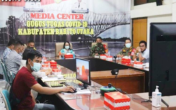 Jajaran Pemkab Barito Utara saat mengokuti Rakor persiapan PPKM menghadapi libur panjang melalui zoom meeting di Ruang Rapat Lantai II setda, Minggu malam, 21 Maret 2021.