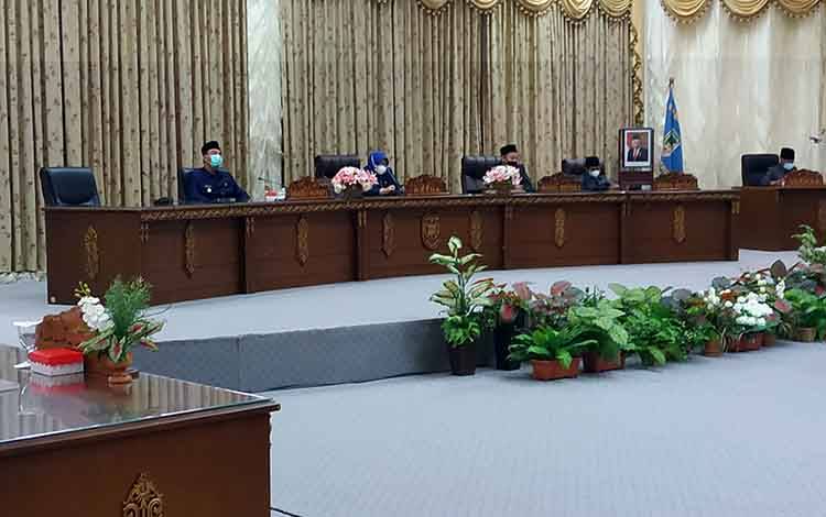 Wakil Bupati Barito Utara Sugianto Panala Putra mengikuti sidang Paripurna penyampaian pidato bupati mengenai dua buah Raperda Senin 22 Maret 2021