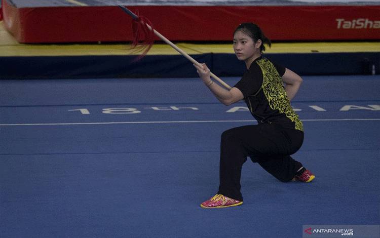 Atlet wushu nomor taolu Zoura Nebulani berlatih dalam Pelatnas di Jakarta, Kamis (25/2/2021). ANTARA FOTO/Aditya Pradana Putra/foc. (ANTARA/ADITYA PRADANA PUTRA)