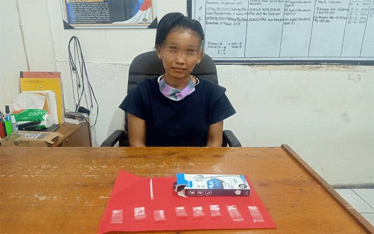 Perempuan pengedar sabu saat berada di Mapolres Kotim, usai ditangkap.?