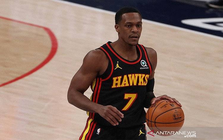 Guard veteran Atlanta Hawks Rajon Rondo saat tampil menghadapi Washington Wizards dalam lanjutan NBA di Capitol One Arena, Washington DC, pada 29 Januari 2021. (ANTARA/AFP/GETTY IMAGES/Patrick Smith)