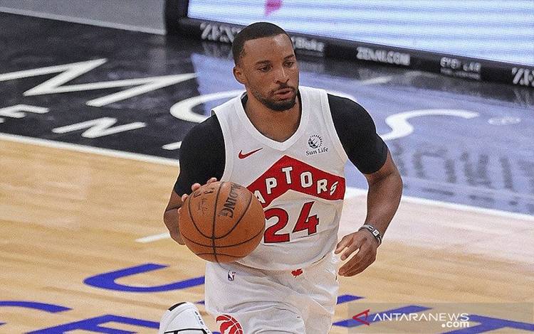 Guard Toronto Raptors Norman Powell menggiring bola saat tampil menghadapi Chicago Bulls dalam lanjutan NBA di United Center, Illinois, Amerika Serikat, pada 14 Maret 2021. (ANTARA/AFP/GETTY IMAGES/Jonathan Daniel)