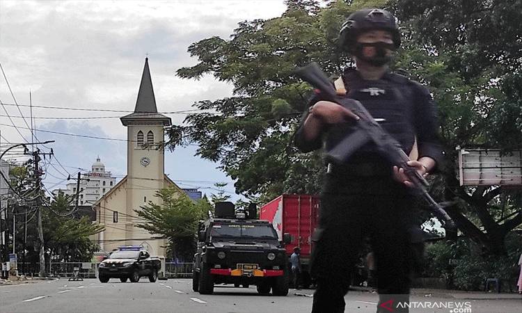 Aparat kepolisian bersenjata lengkap berjaga-jaga usai kejadian bom bunuh diri di Gereja Katedral, Kota Makassar, Sulawesi Selatan, Minggu (28/3/2021). (ANTARA)