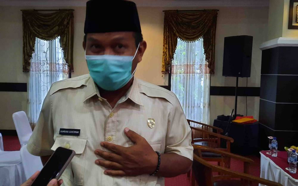 Wakil Ketua II DPRD Kobar Bambang Suherman saat menghadiri pelantikan Pengurus KONI Kobar 2021 - 2025.