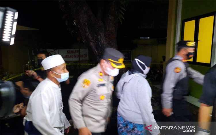 Dua orang anggota keluarga jenazah terduga teroris tiba di RS Polri Kramat Jati, Jakarta, Rabu (31/3/2021)