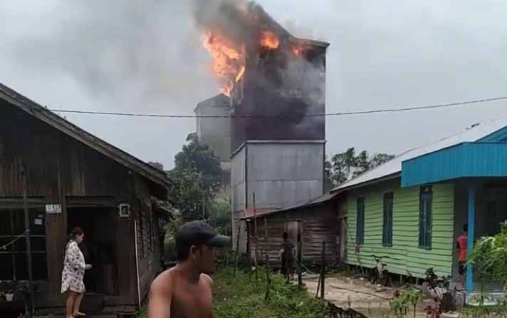 Kebakaran gedung sarang walet di Desa Pelangsian, Kecamatan MB Ketapang, Kotim, Kamis sore, 1 April 2021.