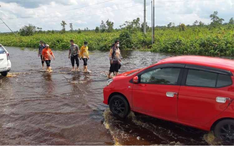 Pengecekan kondisi jalan dan banjir di Jalan Bukit Rawi, Pulang Pisau, Kamis, 1 April 2021 (Foto: PUPR Kalteng)