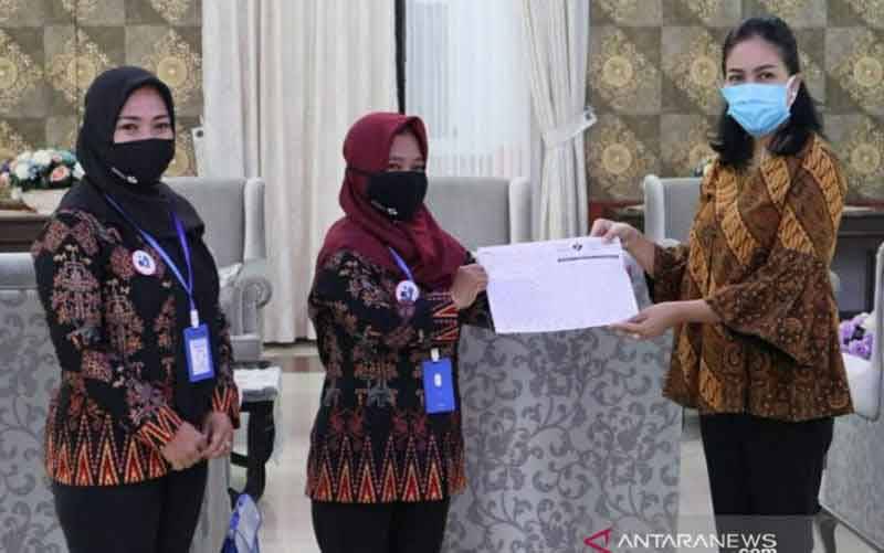 Ketua TP PKK Murung Raya, Lynda Kristiane (kanan) bersama petugas yang melakukan pendataan di rumah jabatan bupati setempat, Puruk Cahu, Kamis (1/4/2021). (foto : ANTARA/Supriadi)