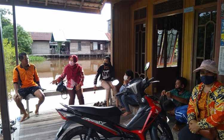 Lurah Marang, Yuliati Ningsih bersama Kasi Ekobang, Sriwanti berdialog dengan warga