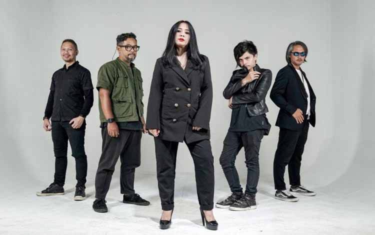 Grup band Cokelat dengan Astrid yang mengisi bagian vokal menggantikan Aiu Ratna