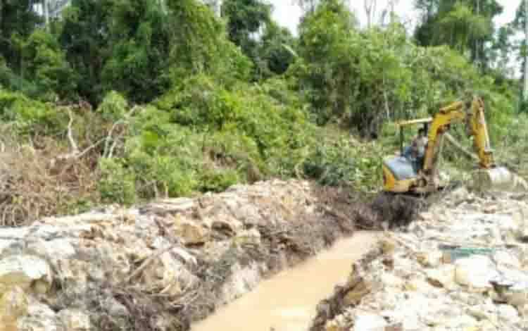 Pengerjaan drainase dalam program Opla Rawa Serasi.