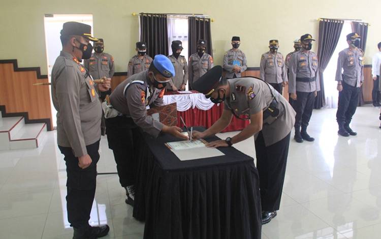 Kapolres Kotim AKBP Abdoel Harris Jakin saat melakukan penyerahan jabatan Kapolsek Telawang yakni Ipda Rahmad Effendi.