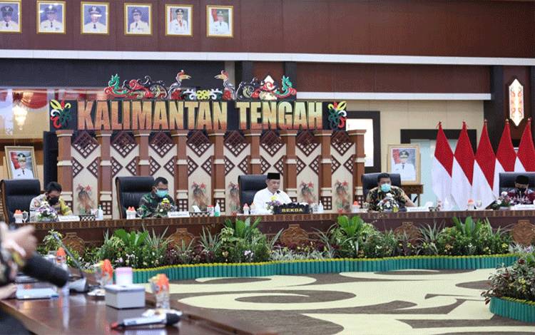 Sekda Kalteng, Fahrizal Fitri saat melakukan pertemuan terkait antisipasi penyebaran covid-19 menjelang Bulan Suci Ramadan dan Idul Fitri 1442 H/ 2021 M, Jumat, 9 April 2021.