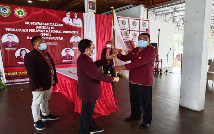 Ali Rahman saat dikukuhkan sebagai Ketua DPD PPNI Seruyan periode 2021-2026