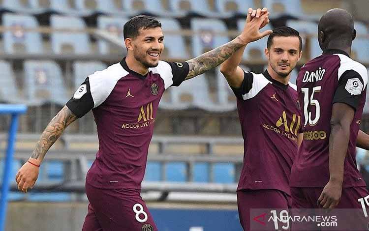 Gelandang serang Paris Saint-Germain Leandro Paredes (kiri) melakukan selebrasi bersama rekan-rekannya seusai mencetak gol tendangan bebas ke gawang Strasbourg dalam lanjutan Liga Prancis di Stadion Meinau, Strasbourg, Prancis, Sabtu (10/4/2021)
