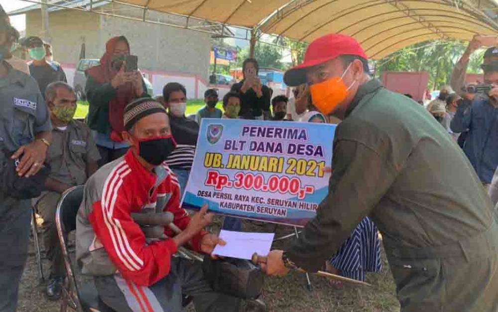 Bupati Seruyan, Yulhaidir menyalurkan BTL-DD kepada perwakilan warga Desa Persil Raya