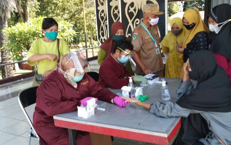 Pedagang Pasar Ramadan saat melakukan rapid antigen.