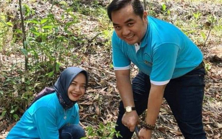 Anggota DPRD Palangka Raya Reja Framika saat bercocok tanam.