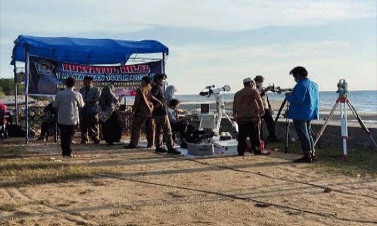 Tim rukyatul hilal Kantor Wilayah Kementerian Agama (Kemenag) Provinsi Sulawesi Tenggara (Sultra) memantau secara langsung hilal penentuan 1 Ramadhan 1442H/2021M, yang di pusatkan di Pantai Wolulu, Kec. Watubangga, Kabupaten Kolaka, Senin. (Foto ANTARA/Suparman)