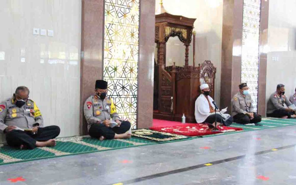 Kapolda Kalteng Irjen Dedi Prasetyo saat mengadakan Binrohtal terhadap anggota di Masjid Baitus Syuja