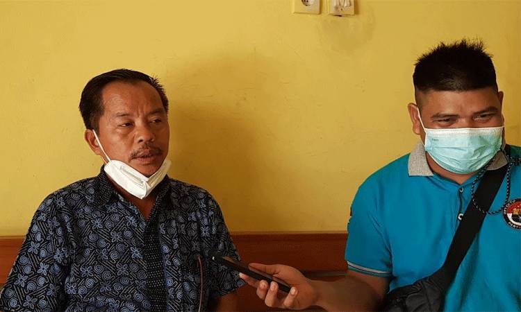 Anggota DPRD Kabupaten Gumas, Polie L Mihing (kiri).