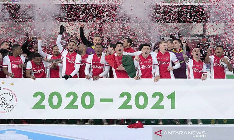 Para pemain Ajax melakukan selebrasi bersama trofi Piala KNVB Beker seusai menjuarai kompetisi musim 2020/21 dengan mengalahkan Vitesse Arnhem dalam partai final di Stadion De Kuip, Rotterdam, Belanda, Minggu (18/4/2021) waktu setempat. (ANTARA/REUTERS/SIPA USA/PRO SHOTS)