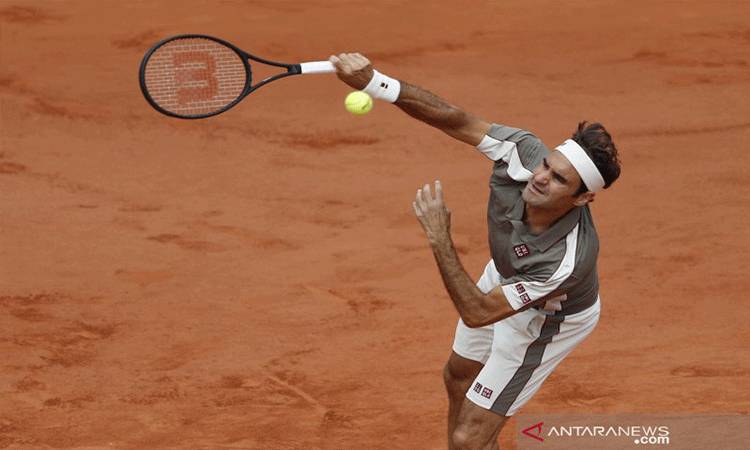 Petenis Swiss Roger Federer melakukan service saat melawan petenis Swiss Stanislas Wawrinka dalam babak perempat final turnamen tenis French Open di Roland Garros, Paris, Prancis, Selasa (4/6/2019). REUTERS/Vincent Kessler/foc/cfo (REUTERS/VINCENT KESSLER)