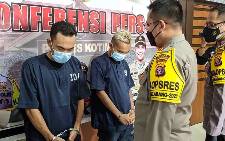 Kapolres Kotim AKBP Abdoel Harris Jakin saat menginterogasi bandar sabu asal Kalbar yang tertangkap.