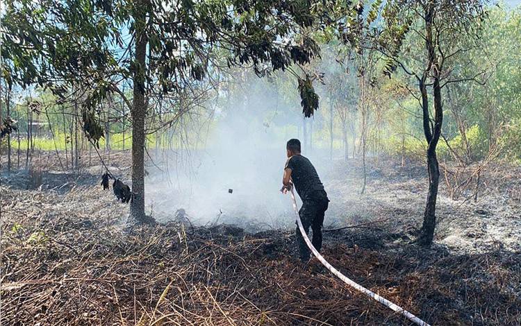 Anggota Ditsamapta Polda Kalteng saat melakukan pendinginan pada Karhutla.