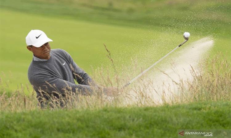 Ilustrasi: Pegolf Tiger Woods memukul bola keluar dari area bunker pada lubang ke-3 saat babak ketiga turnamen golf US Open 2019 di Pebble Beach Golf Links, Pebble Beach, California, Amerika Serikat, Sabtu (15/6/2019) waktu setempat. ANTARA FOTO/USA TODAY Sports/Kyle Terada/wsj.