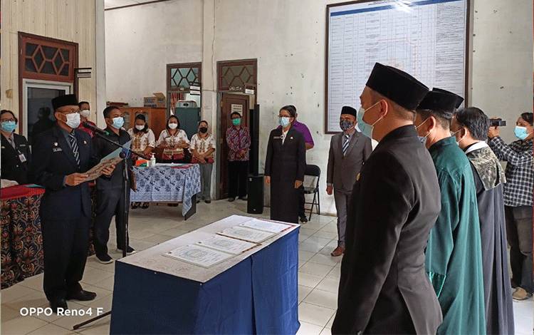 Pelantikan pejabat fungsional analisis kepegawaian oleh Sekretaris daerah Drs. Hermon, Kamis.