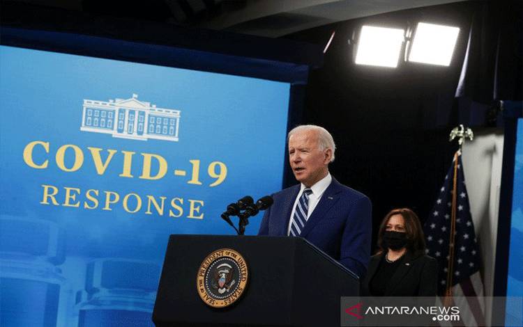 Presiden AS Joe Biden, bersama Wakil Presiden Kamala Harris, memberikan pernyataan setelah rapat dengan Tim Tanggap COVID-19 mengenai pandemi virus corona (COVID-19) dan status vaksinasi, di kampung Gedung Putih di Washington, Amerika Serikat, Senin (29/3/2021). REUTERS/Jonathan Ernst/WSJ/djo (REUTERS/JONATHAN ERNST)