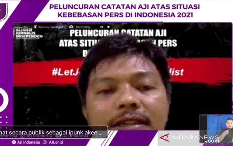 Tangkapan layar Ketua Divisi Advokasi AJI Erick Tanjung dalam "Peluncuran Catatan AJI atas Situasi Kebebasan Pers Indonesia 2021" secara daring yang ditayangkan di YouTube, Jakarta, Senin 3/5/2021