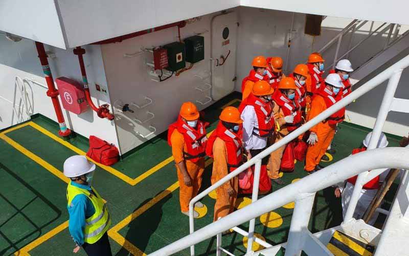 Sejumlah awak kapal sedang melakukan tugas untuk menjamin keselamatan pelayaran. (foto : ANTARA/HO-Kemenhub)