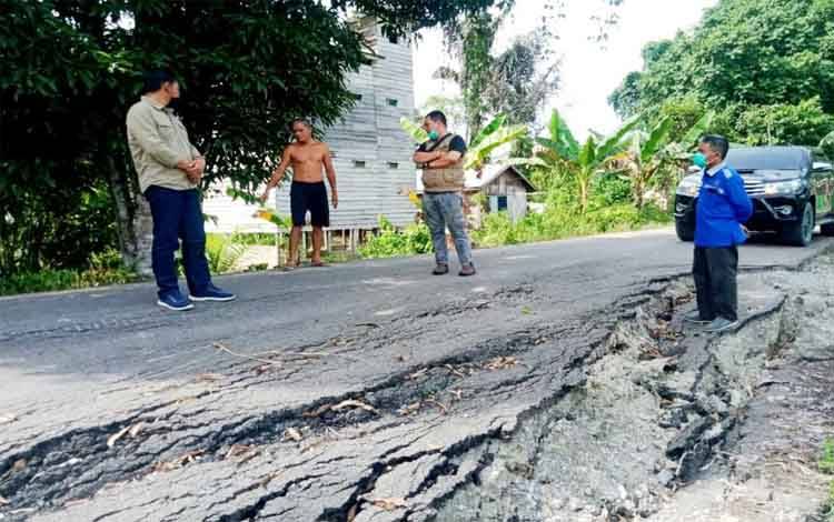 Kepala Dinas PUPR Barito Utara, M Iman Topik didampingi Kepala Bidang Bina Marga Dinas PUPR Dedy melakukan pengecekan dan penanganan darurat infrastruktur jalan dan jembatan