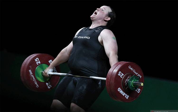 Atlet angkat besi Selandia Baru Laurel Hubbard saat berkompetisi di nomor +90kg putri dalam ajang Commonwealth Games 2018 di Gold Coast pada 9 April 2018. (AFP/ADRIAN DENNIS)