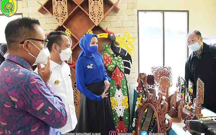 Ketua TP-PKK Kalteng Yulistra Ivo Azhari Sugianto Sabran, Wali Kota Palangka Raya Fairid Naparin, dan Kepala OJK Kalteng Otto Fitriandy mengunjungi showcase UMKM.