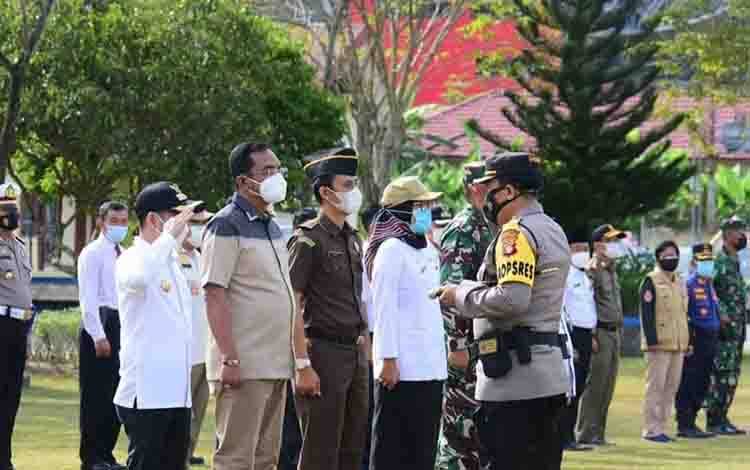 Ketua DPRD Palangka Raya Sigit K Yunianto saat mengikuti apel gabungan.