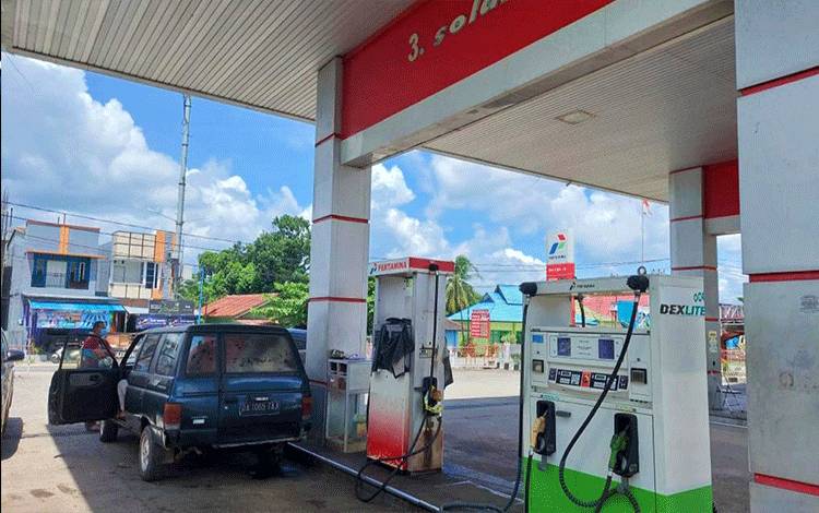 Pelaku saat mengisi BBM di SPBU Jalan Pramuka Kelurahan Lanjas Kecamatan Teweh Tengah Kabupaten Barito Utara, Muara Teweh.